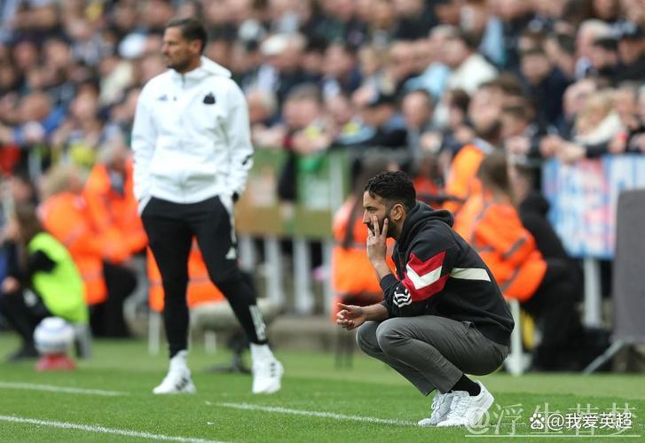 阿莫林40岁无奈蹲地!曼联1周内2场比赛失误频发 1-4惨败再添4大尴尬 阿莫林40岁无奈蹲地!曼联1周内2场比赛失误频发 1-4惨败再添4大尴尬